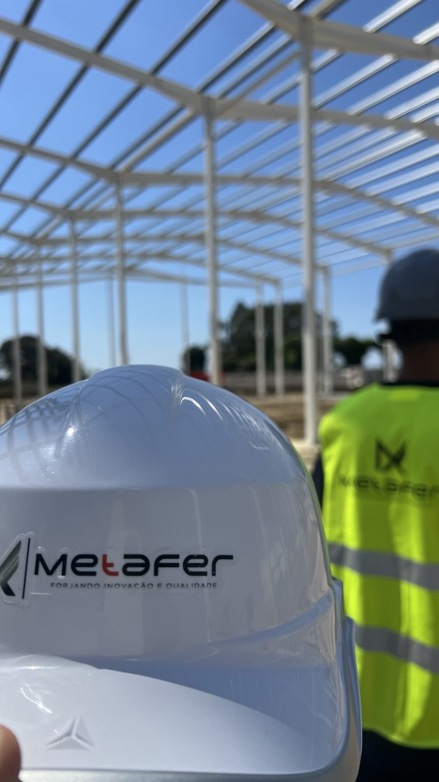 Capacete Metafer e profissional com EPI em obra