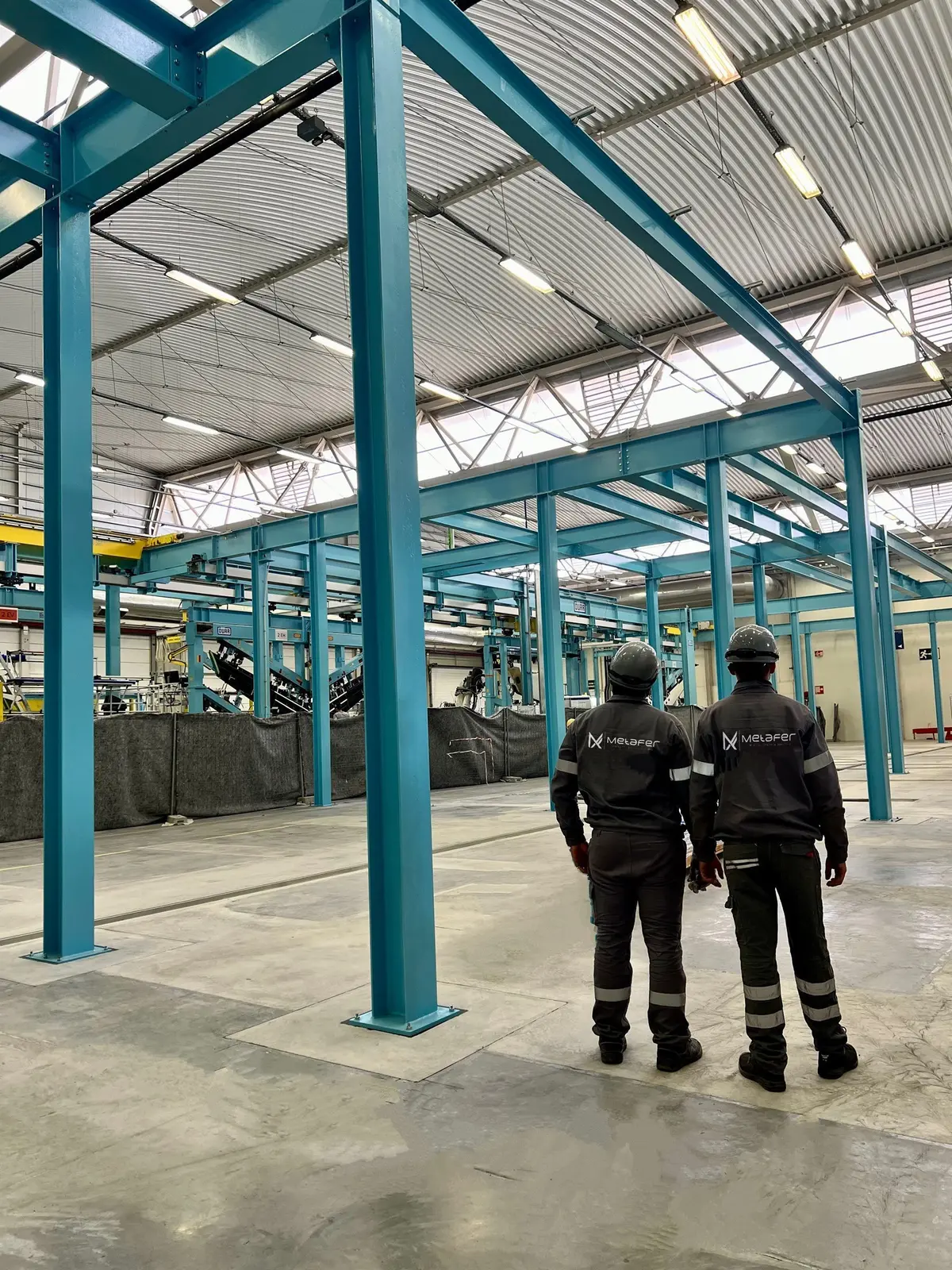 Equipa Metafer em nave industrial de fabricação
